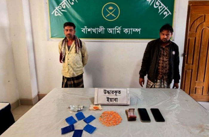 বাঁশখালীতে সেনাবাহিনীর অভিযানে দেশীয় অস্ত্র ও মাদক উদ্ধার